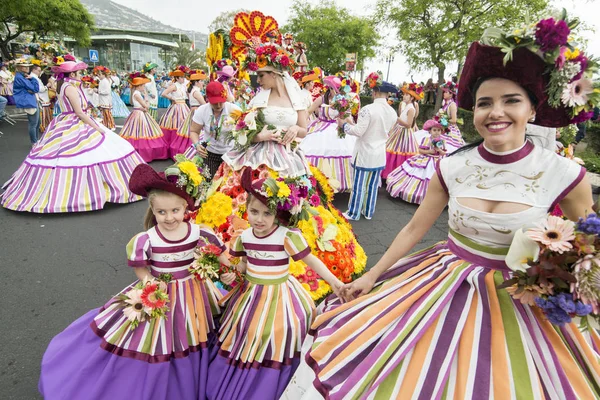 Enfants Vêtus Vêtements Colorés Festa Flor Festival Fleurs Printemps Dans — Photo