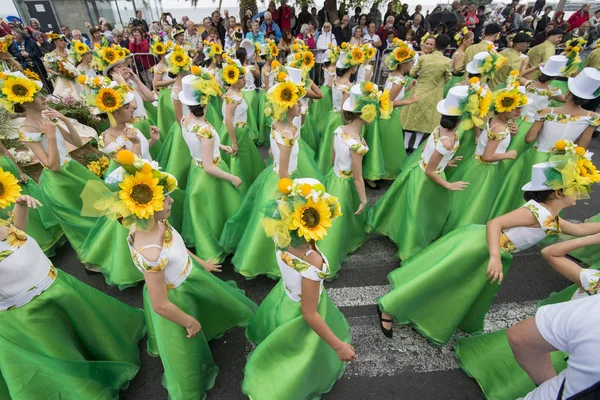 Dzieci Ubranych Kolorowe Ubrania Festa Flor Lub Festiwal Kwiatów Wiosna — Zdjęcie stockowe