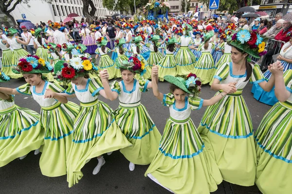 Kinder Bunten Kleidern Beim Fest Flor Oder Frühlingsblumenfest Der Stadt — Stockfoto