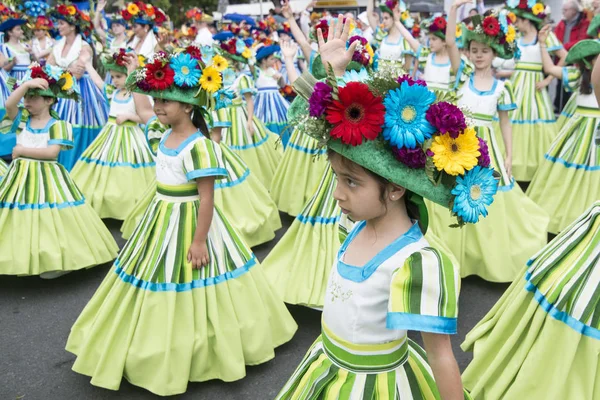 子供はポルトガルの大西洋のマデイラ島のフンシャルの街でフェスタ フロールや春の花祭りでカラフルな服を着た マデイラ フンシャル 2018 — ストック写真