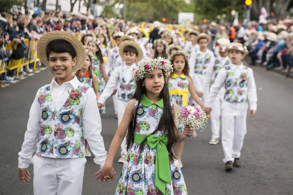 Παιδιά Ντυμένη Πολύχρωμα Ρούχα Στο Festa Flor Γιορτή Των Λουλουδιών — Φωτογραφία Αρχείου