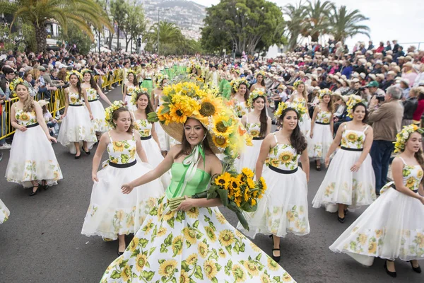 Γυναίκες Ντυμένες Πολύχρωμα Ρούχα Στο Festa Flor Γιορτή Των Λουλουδιών — Φωτογραφία Αρχείου