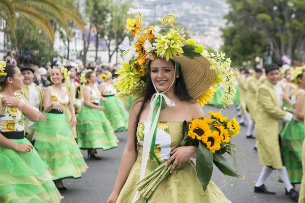 在葡萄牙大西洋马德拉岛丰查尔市举行的花期 身着五颜六色衣服的妇女 Madeira Funchal 2018年4月 — 图库照片