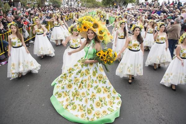 Kadınlar Renkli Elbise Festa Flor Veya Bahar Çiçek Festivali Funchal — Stok fotoğraf