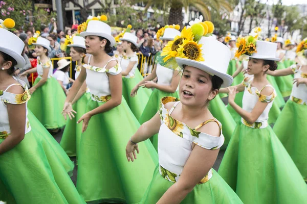 女性はポルトガルの大西洋のマデイラ島のフンシャルの街でフェスタ フロールや春の花祭りでカラフルな服を着た マデイラ フンシャル 2018 — ストック写真