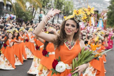 Kadınlar renkli elbise Festa da Flor veya bahar çiçek Festivali, Funchal Şehir Adası Madeira Portekiz Atlantik Okyanusu giymiş. Madeira, Funchal, Nisan, 2018
