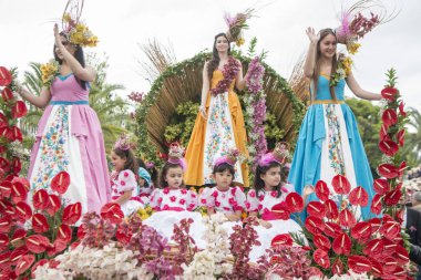 Kadınlar renkli elbise Festa da Flor veya bahar çiçek Festivali, Funchal Şehir Adası Madeira Portekiz Atlantik Okyanusu giymiş. Madeira, Funchal, Nisan, 2018