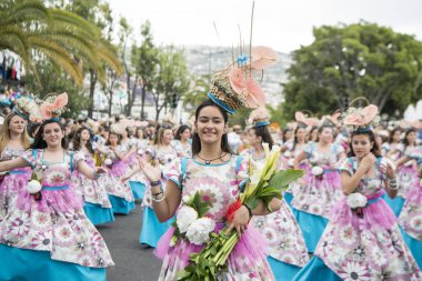 Kadınlar renkli elbise Festa da Flor veya bahar çiçek Festivali, Funchal Şehir Adası Madeira Portekiz Atlantik Okyanusu giymiş. Madeira, Funchal, Nisan, 2018