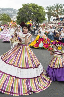 Kadınlar renkli elbise Festa da Flor veya bahar çiçek Festivali, Funchal Şehir Adası Madeira Portekiz Atlantik Okyanusu giymiş. Madeira, Funchal, Nisan, 2018