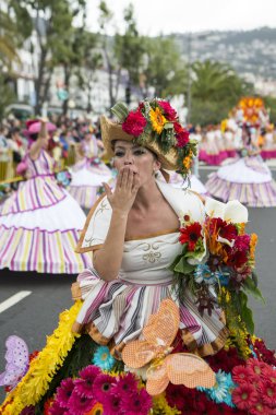 Kadınlar renkli elbise Festa da Flor veya bahar çiçek Festivali, Funchal Şehir Adası Madeira Portekiz Atlantik Okyanusu giymiş. Madeira, Funchal, Nisan, 2018