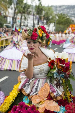 Kadınlar renkli elbise Festa da Flor veya bahar çiçek Festivali, Funchal Şehir Adası Madeira Portekiz Atlantik Okyanusu giymiş. Madeira, Funchal, Nisan, 2018