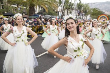 Kadınlar renkli elbise Festa da Flor veya bahar çiçek Festivali, Funchal Şehir Adası Madeira Portekiz Atlantik Okyanusu giymiş. Madeira, Funchal, Nisan, 2018