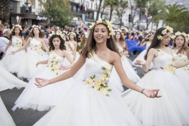 Kadınlar renkli elbise Festa da Flor veya bahar çiçek Festivali, Funchal Şehir Adası Madeira Portekiz Atlantik Okyanusu giymiş. Madeira, Funchal, Nisan, 2018