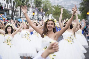 Kadınlar renkli elbise Festa da Flor veya bahar çiçek Festivali, Funchal Şehir Adası Madeira Portekiz Atlantik Okyanusu giymiş. Madeira, Funchal, Nisan, 2018