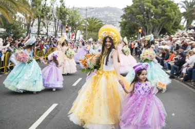 Kadınlar renkli elbise Festa da Flor veya bahar çiçek Festivali, Funchal Şehir Adası Madeira Portekiz Atlantik Okyanusu giymiş. Madeira, Funchal, Nisan, 2018