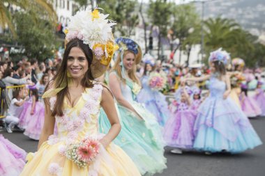 Kadınlar renkli elbise Festa da Flor veya bahar çiçek Festivali, Funchal Şehir Adası Madeira Portekiz Atlantik Okyanusu giymiş. Madeira, Funchal, Nisan, 2018