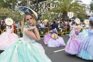 Kadınlar renkli elbise Festa da Flor veya bahar çiçek Festivali, Funchal Şehir Adası Madeira Portekiz Atlantik Okyanusu giymiş. Madeira, Funchal, Nisan, 2018