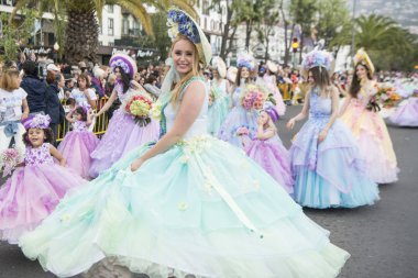 Kadınlar renkli elbise Festa da Flor veya bahar çiçek Festivali, Funchal Şehir Adası Madeira Portekiz Atlantik Okyanusu giymiş. Madeira, Funchal, Nisan, 2018