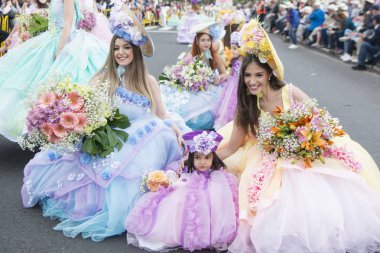 Kadınlar renkli elbise Festa da Flor veya bahar çiçek Festivali, Funchal Şehir Adası Madeira Portekiz Atlantik Okyanusu giymiş. Madeira, Funchal, Nisan, 2018