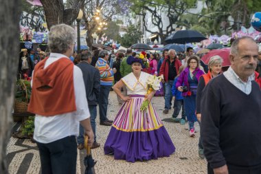 Kadınlar renkli elbise Festa da Flor veya bahar çiçek Festivali, Funchal Şehir Adası Madeira Portekiz Atlantik Okyanusu giymiş. Madeira, Funchal, Nisan, 2018