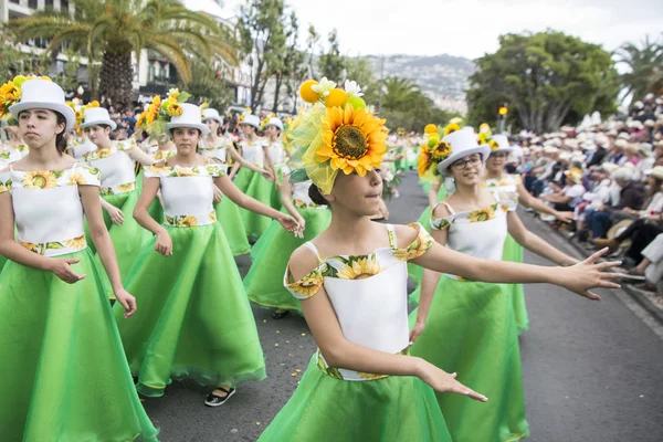 女性はポルトガルの大西洋のマデイラ島のフンシャルの街でフェスタ フロールや春の花祭りでカラフルな服を着た マデイラ フンシャル 2018 — ストック写真