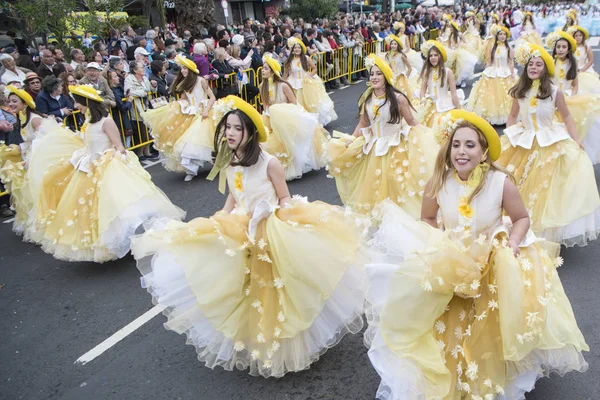 女性はポルトガルの大西洋のマデイラ島のフンシャルの街でフェスタ フロールや春の花祭りでカラフルな服を着た マデイラ フンシャル 2018 — ストック写真