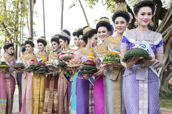 ASIA TAILANDIA SUKHOTHAI LOY KRATHONG TRADICIÓN —  Fotos de Stock