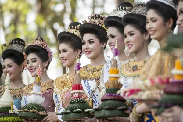 ASIA TAILANDIA SUKHOTHAI LOY KRATHONG TRADICIÓN —  Fotos de Stock