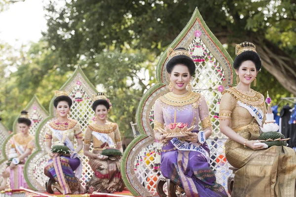 ASIA TAILANDIA SUKHOTHAI LOY KRATHONG TRADICIÓN — Foto de Stock