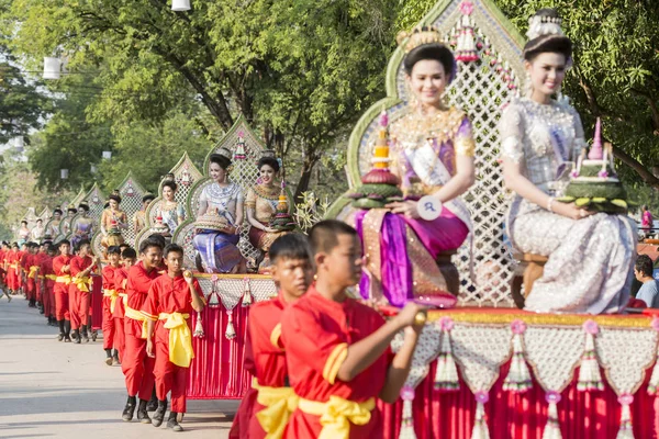 ASIA TAILANDIA SUKHOTHAI LOY KRATHONG TRADICIÓN —  Fotos de Stock