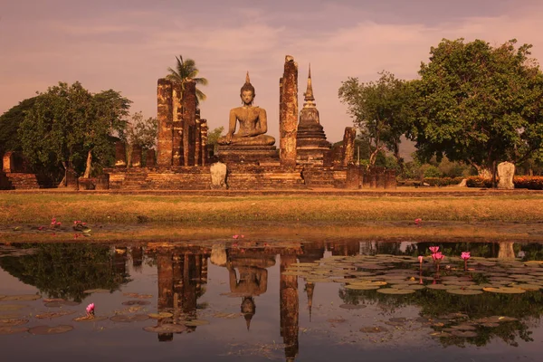 ASIA TAILANDIA SUKHOTHAI TEMPLO MAHATHAT — Foto de Stock