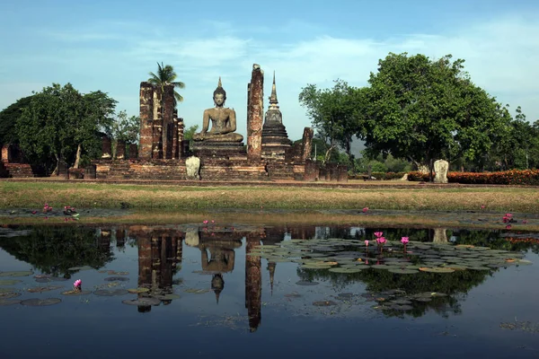 ASIA TAILANDIA SUKHOTHAI TEMPLO MAHATHAT — Foto de Stock