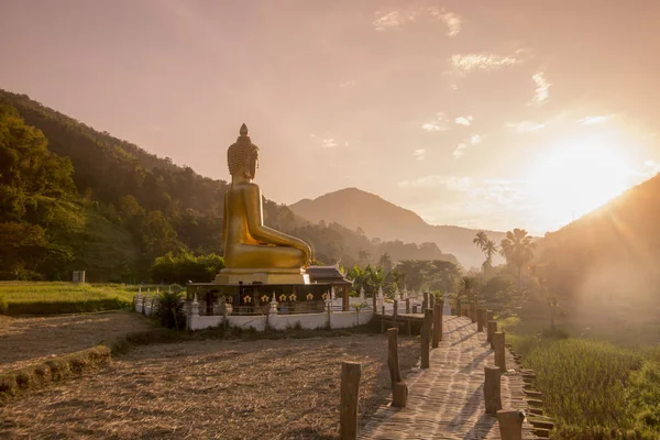 Estatua del Buda Phrae de Tailandia Ban Na Khuha — Foto de Stock