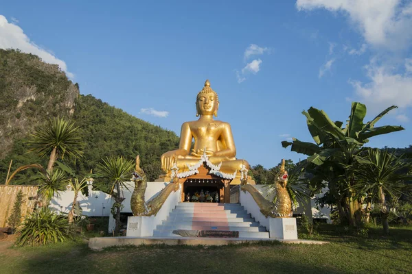 Estatua del Buda Phrae de Tailandia Ban Na Khuha — Foto de Stock