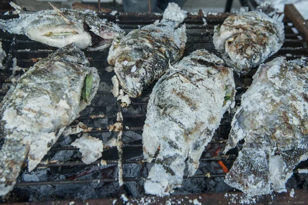 THAILAND PHRAE MERCADO NOCTURNO ALIMENTOS SAL PESCADO —  Fotos de Stock