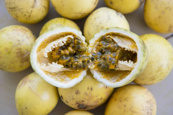 MERCADO DE THAILAND PHRAE FRUTOS MARACUJA — Fotografia de Stock