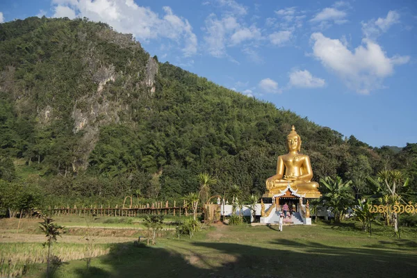 Estatua del Buda Phrae de Tailandia Ban Na Khuha — Foto de Stock