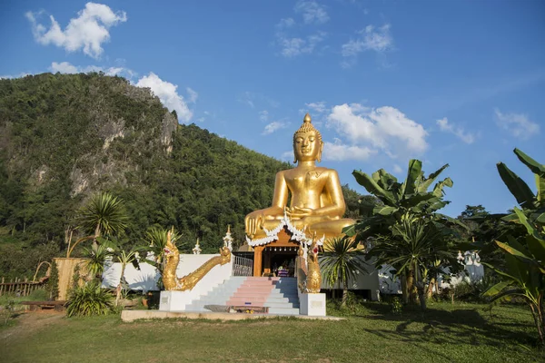 Estatua del Buda Phrae de Tailandia Ban Na Khuha —  Fotos de Stock