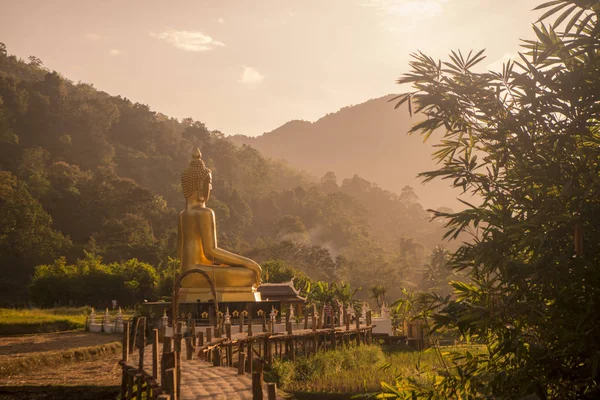 Estatua del Buda Phrae de Tailandia Ban Na Khuha — Foto de Stock