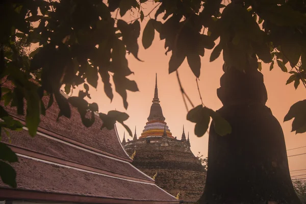 Tempio di Phitsanulok Bat Racha Burana in Thailandia — Foto Stock