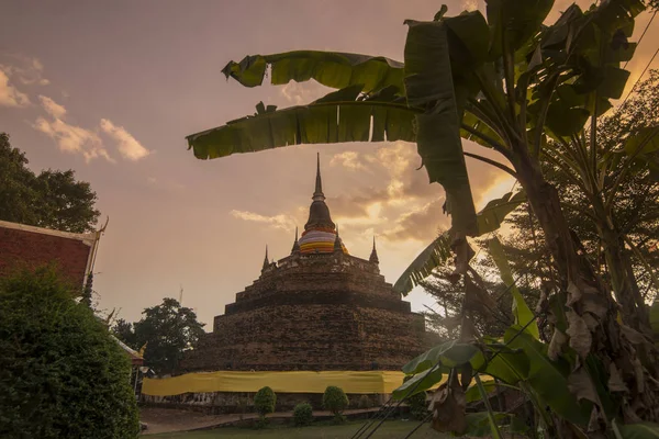 Tempio di Phitsanulok Bat Racha Burana in Thailandia — Foto Stock