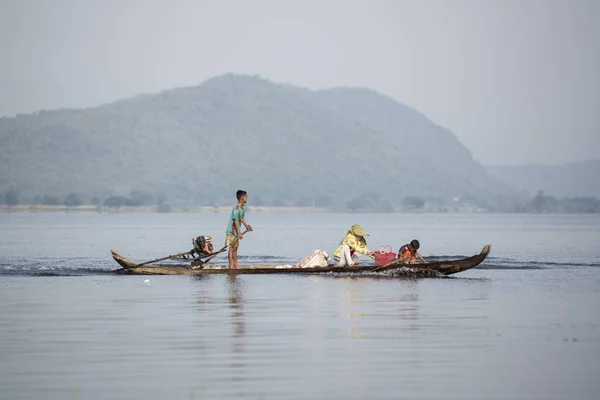 Kambodja Battambang kamping POUY sjö — Stockfoto