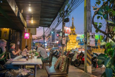 Kuzey Tayland 'daki Chiang Rai şehrindeki saat kulesinde bir restoran ve bar. Tayland, Chiang Rai, Kasım 2019