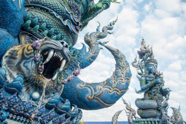 Kuzey Tayland 'daki Chiang Rai şehrindeki Mavi Tapınak veya Wat Rong Suea 10. Tayland, Chiang Rai, Kasım 2019