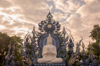 Kuzey Tayland 'daki Chiang Rai şehrindeki Mavi Tapınak veya Wat Rong Suea 10. Tayland, Chiang Rai, Kasım 2019