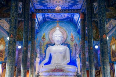 Kuzey Tayland 'daki Chiang Rai şehrinde bulunan Mavi Tapınak' taki Buda heykeli veya Wat Rong Suea 10. Tayland, Chiang Rai, Kasım 2019