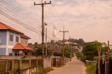 Kuzey Tayland 'daki Chiang Rai şehrindeki Wat Huay Pla Kang' daki büyük Buda. Tayland, Chiang Rai, Kasım 2019
