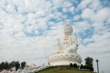 Kuzey Tayland 'daki Chiang Rai şehrindeki Wat Huay Pla Kang' daki büyük Buda. Tayland, Chiang Rai, Kasım 2019