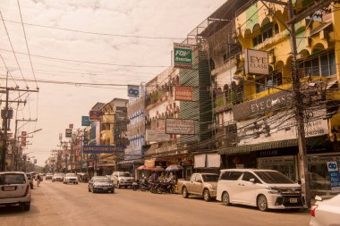 Kuzey Tayland 'daki Chiang Rai şehrindeki Phahonyothin Yolu. Tayland, Chiang Rai, Kasım 2019
