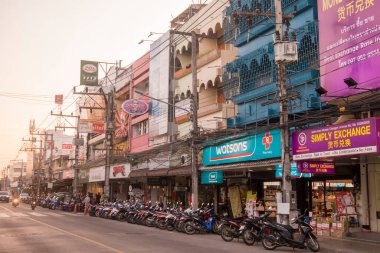 Kuzey Tayland 'daki Chiang Rai şehrindeki Phahonyothin Yolu. Tayland, Chiang Rai, Kasım 2019